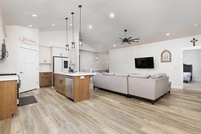 Building Photo - **Charming Home in Provo, UT 84401 – Avail...