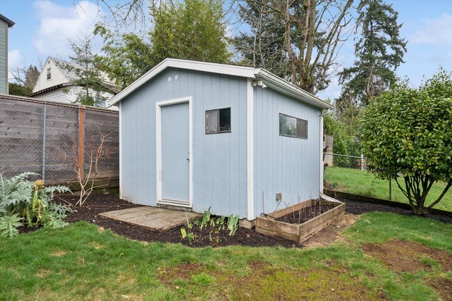 Building Photo - Beautiful Hillsdale 4 BR, 2 BA home