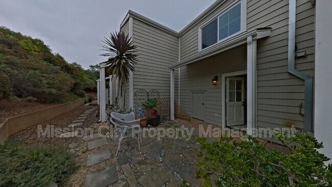 Building Photo - 432 Via Rosa
