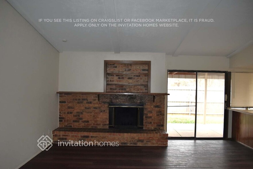 Building Photo - 828 Wood Glen