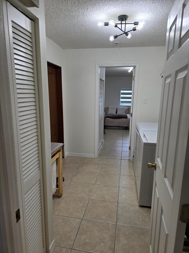 Building Photo - 939 Hibiscus Dr