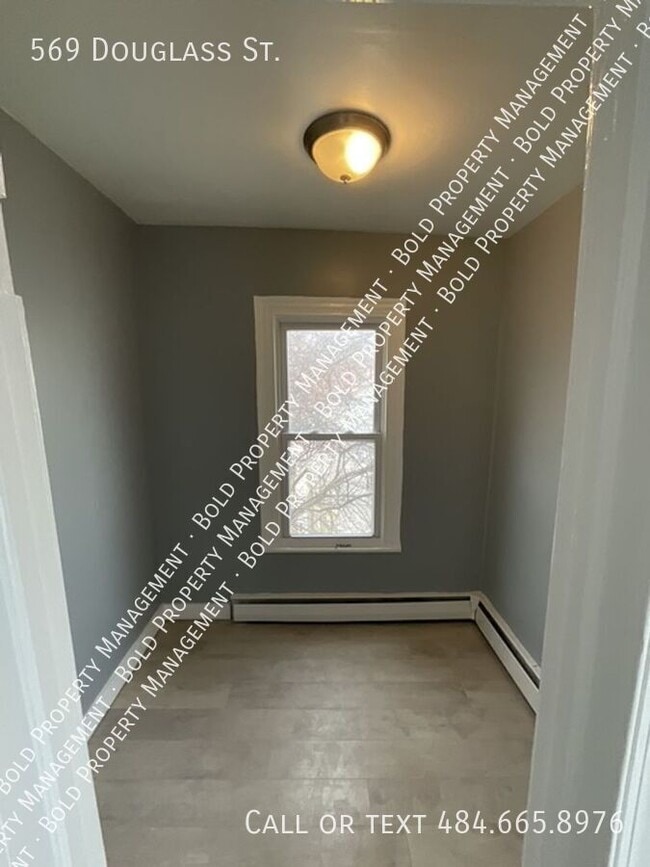 Building Photo - 569 Douglass St