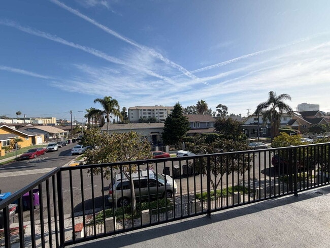 Building Photo - Fully Remodeled 1 Bed + 1 Bath Upstairs Unit + In-Unit Laundry + AC