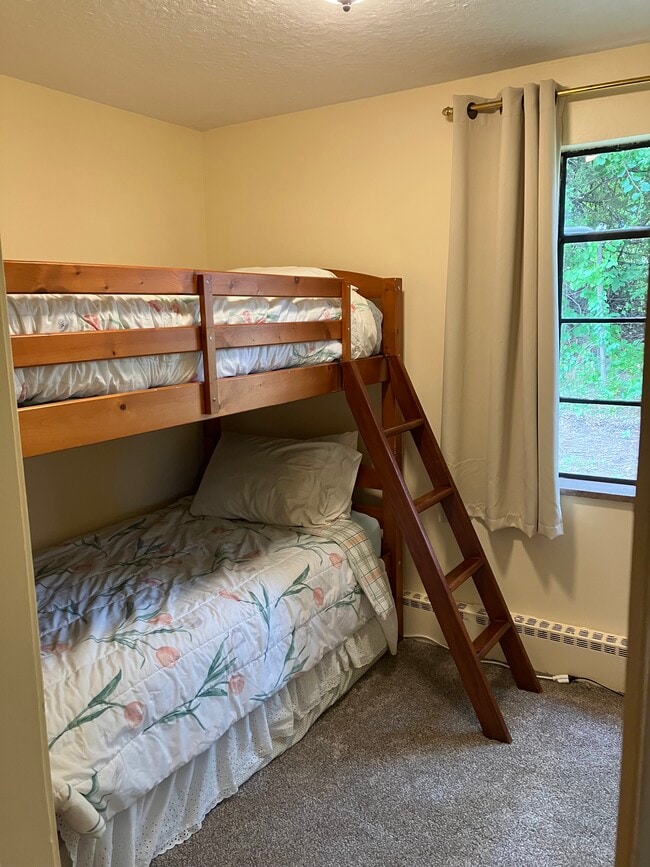 main floor bedroom - 3645 Indian Lake Rd