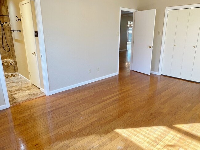 Building Photo - Adorable and Freshly painted Edgecliff Village 3 Bed 2 Bath!!