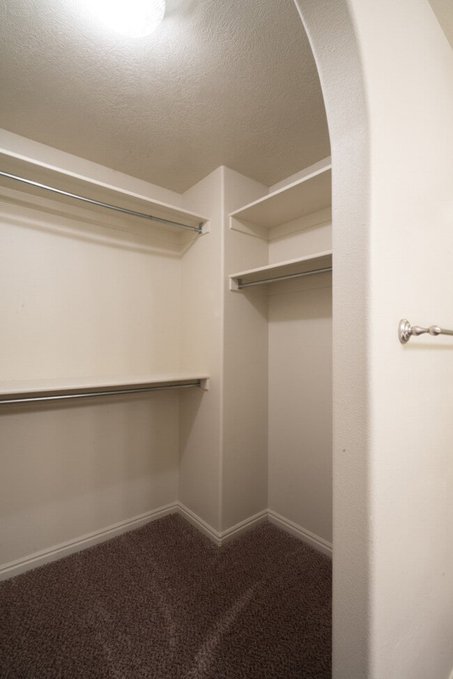 Building Photo - Open Five bedroom, three bath townhome for...
