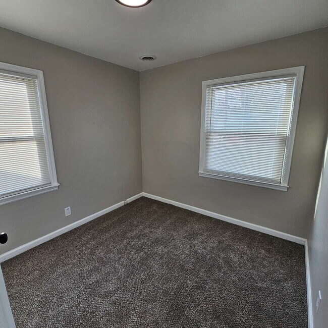 Building Photo - 3 Bedroom Ranch Completely Renovated - New Flooring, Doors and Fixtures, New Bathroom, New Kitche...