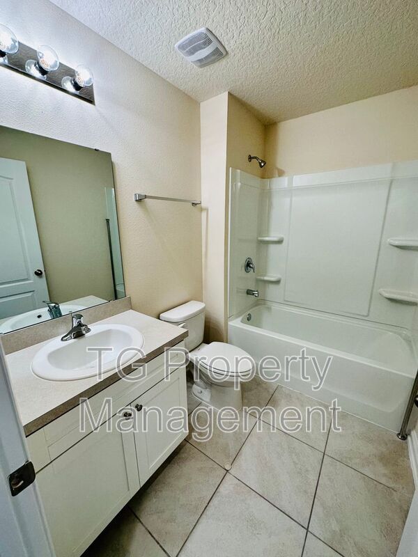 Building Photo - 70 Oarsman Xing Dr