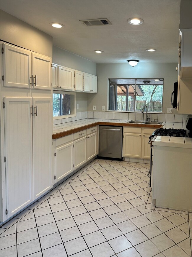 Building Photo - 2016 Royal Oak Pl