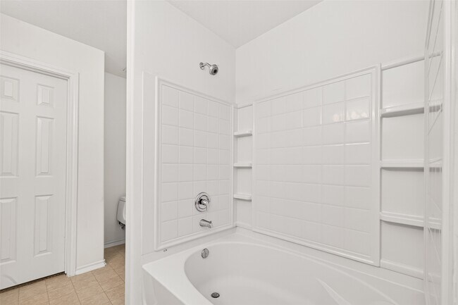Building Photo - 10 Druids Glen Pl