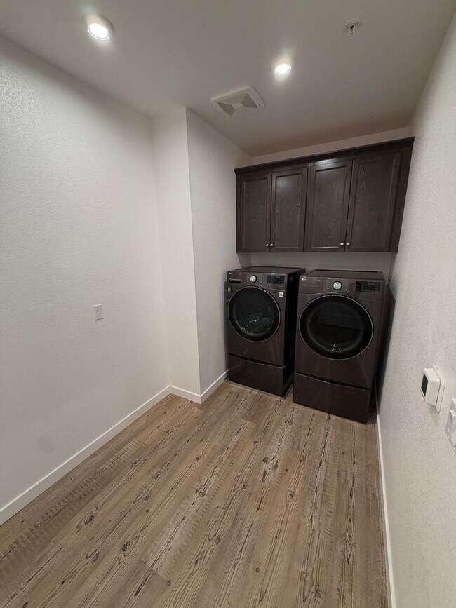 Building Photo - Bright and Spacious 5BD/3BA Condo in Desirable Boulevards Dublin Community!