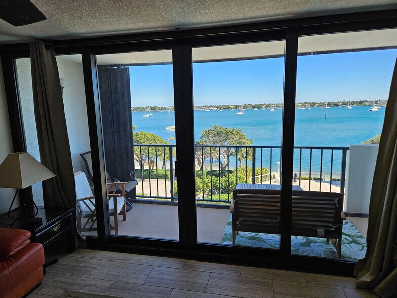 Building Photo - 5600 N Flagler Dr