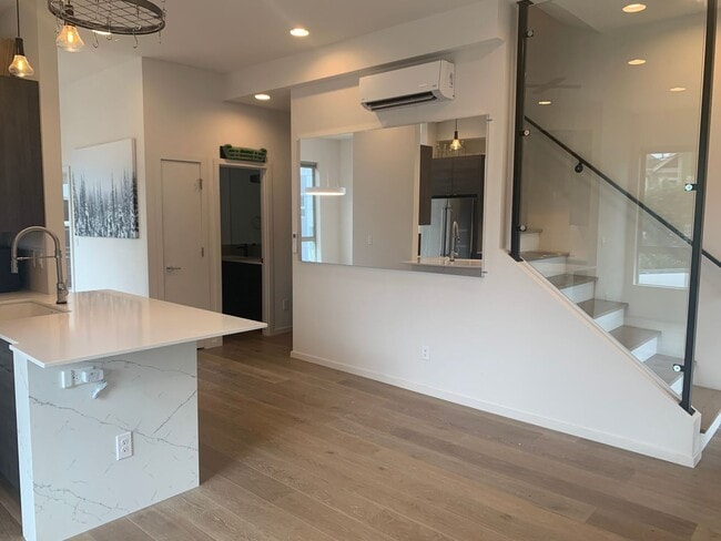 Building Photo - High End Madison Valley Row House !