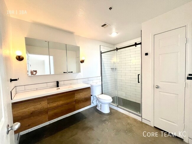 Building Photo - 320 W 7th St