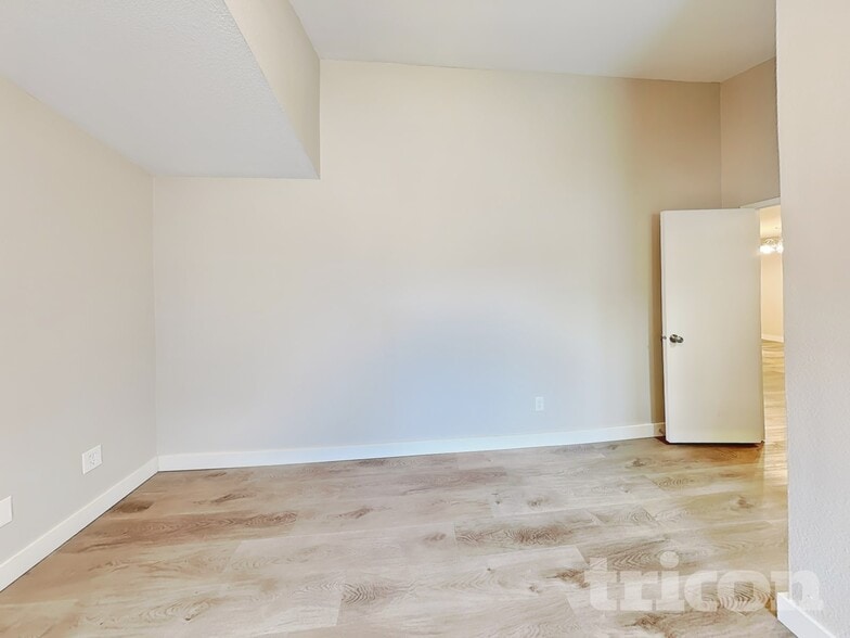 Building Photo - 1021 30th St NE