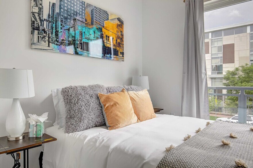 Building Photo - 2530 Lawrence St