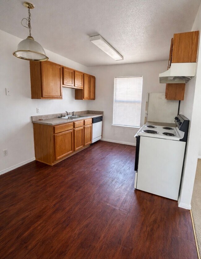 Building Photo - AVAILABLE NOW! Pets Allowed! Move in special!