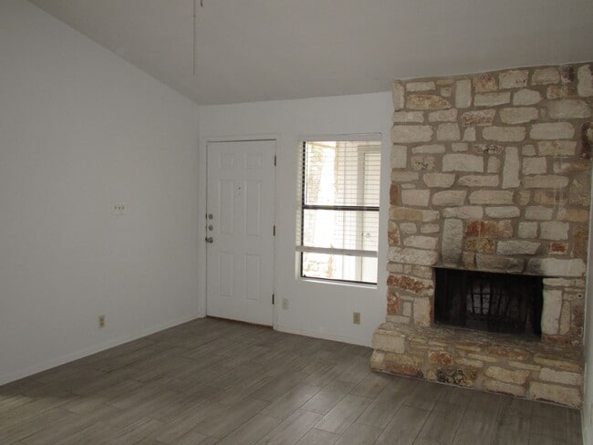 Building Photo - Adorable 2bedroom/1 bath Duplex on Wooded Lot