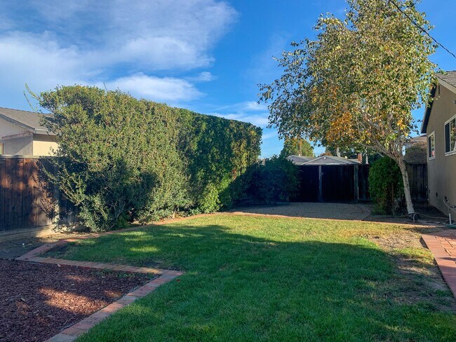 Building Photo - Single level 3 Bedroom Home on a Spacious Corner Lot!