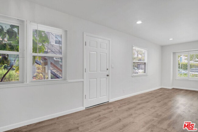 Building Photo - 2207 Ocean Park Blvd
