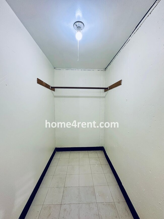 Building Photo - Charming Duplex Style Home with New Paint, Updated Floors, Finished Basement and a Quiet Back Patio!