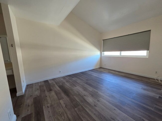 Building Photo - 3 Bedroom 2.5 Bath Town House