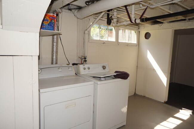 Building Photo - NE Portland 3 bedroom Rose City Park