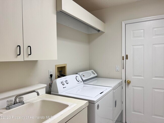 Building Photo - 9369 Ashley Dr