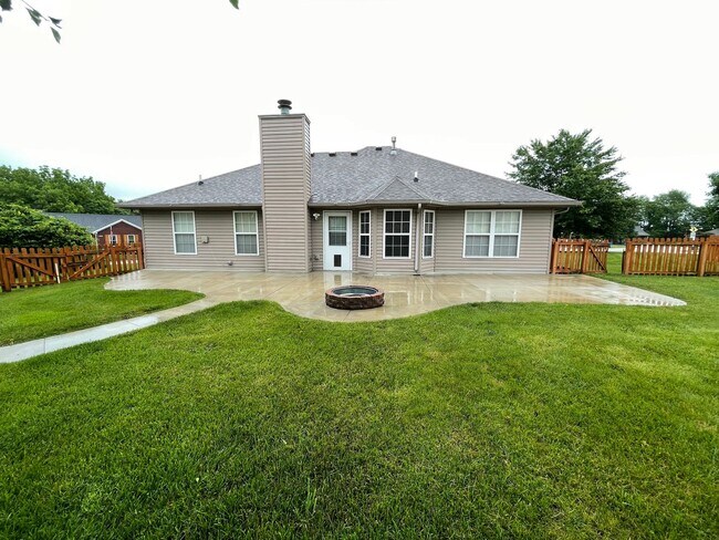 Building Photo - Beautiful Shelbyville Home For Rent