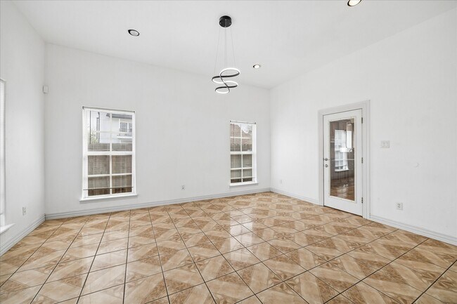 Building Photo - 5027 Creekmont Dr