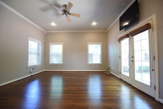 Building Photo - Walk to Inwood Village! Charming 3 bed 3 b...
