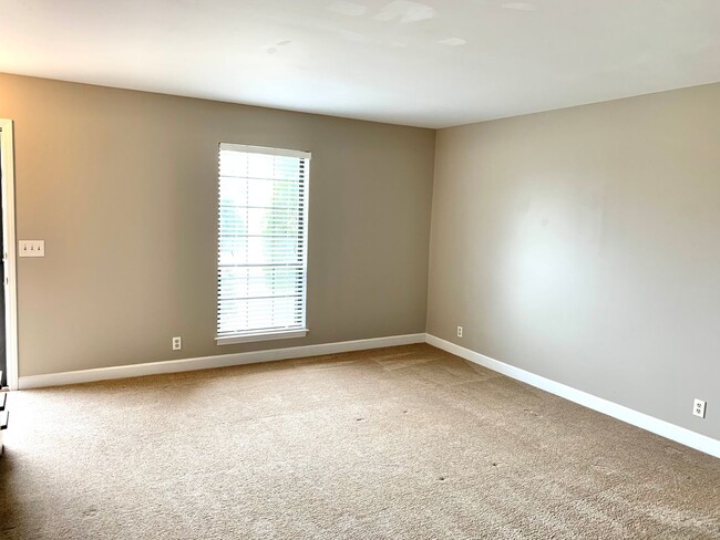 Building Photo - Convenient Brentwood Condo