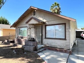 Building Photo - 3 Bedroom 1 Bath duplex with updated kitchen