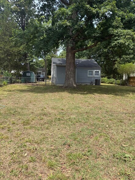 Building Photo - 955 Bradley Ln