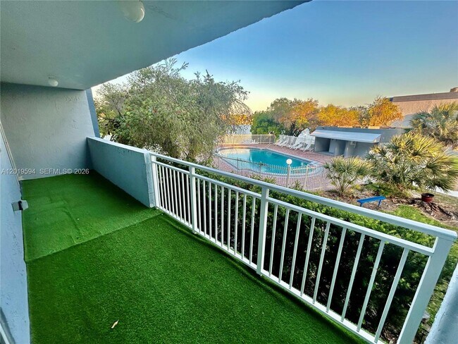 Building Photo - 9375 Fontainebleau Blvd