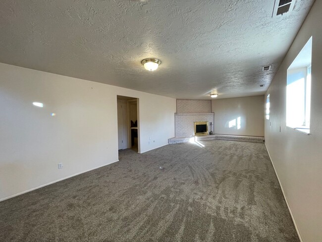 Building Photo - Spacious House on the Northeast Bench in Orem