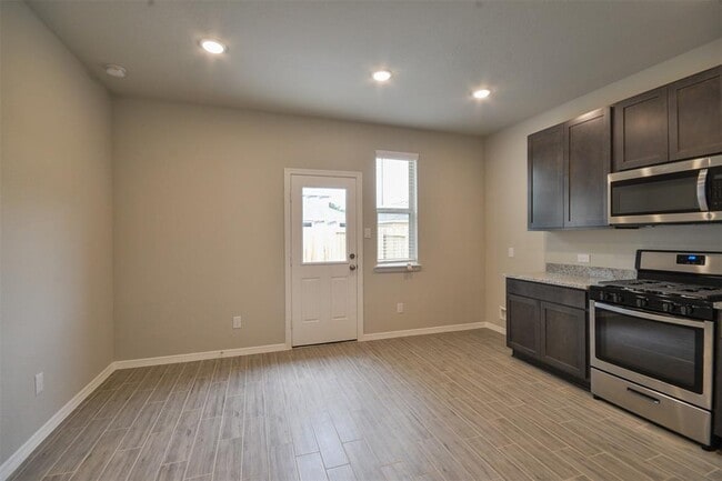 Building Photo - 826 Wembley Wood Wy