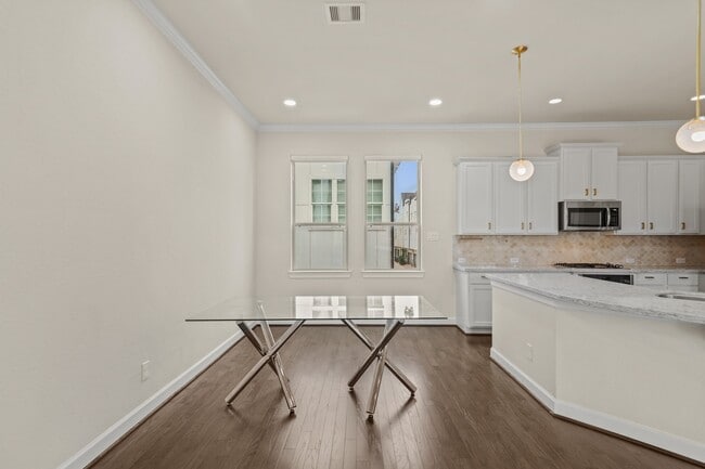 Building Photo - 2025 Cambridge Heights Pl