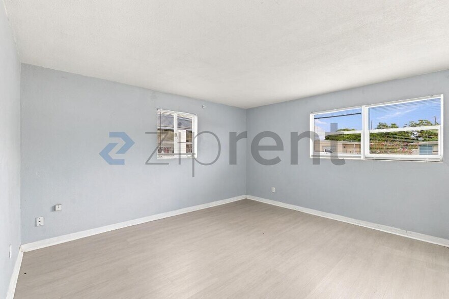Building Photo - Unit