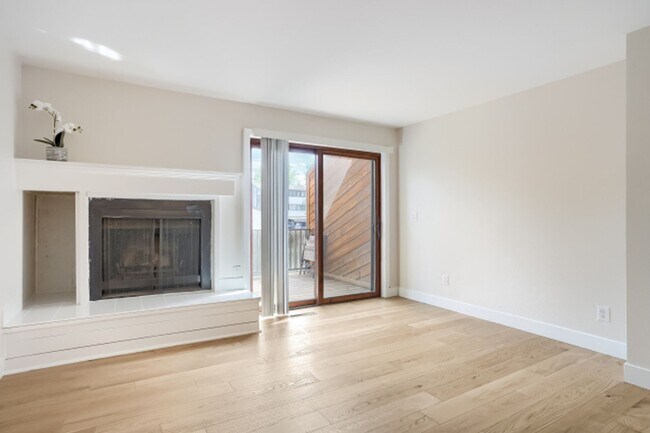 Building Photo - Beautifully Remodeled 3-Bed, 2-Bath Townhouse in Central Boulder