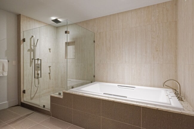 Building Photo - 717 S Aspen St