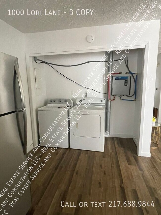 Building Photo - 1000 Lori Ln