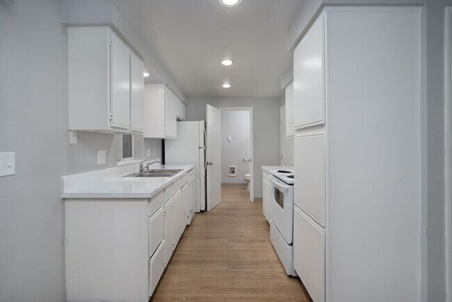 Building Photo - Large 2 bed 1.5bath townhouse