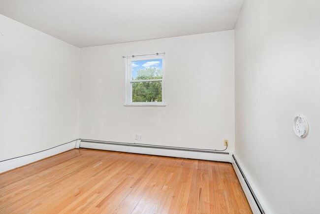 Building Photo - Coming Soon | $2,000/mo | Spacious Split-L...