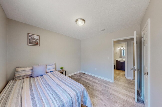Building Photo - THE LINCOLNDALE | Spacious & comfortable Ellenwood house featuring a dining area designed for con...