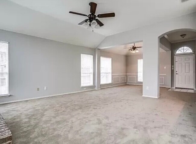 Building Photo - 8401 Greenfield Dr