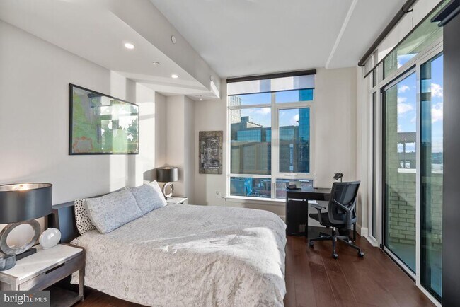 Building Photo - 1330 Lancaster St