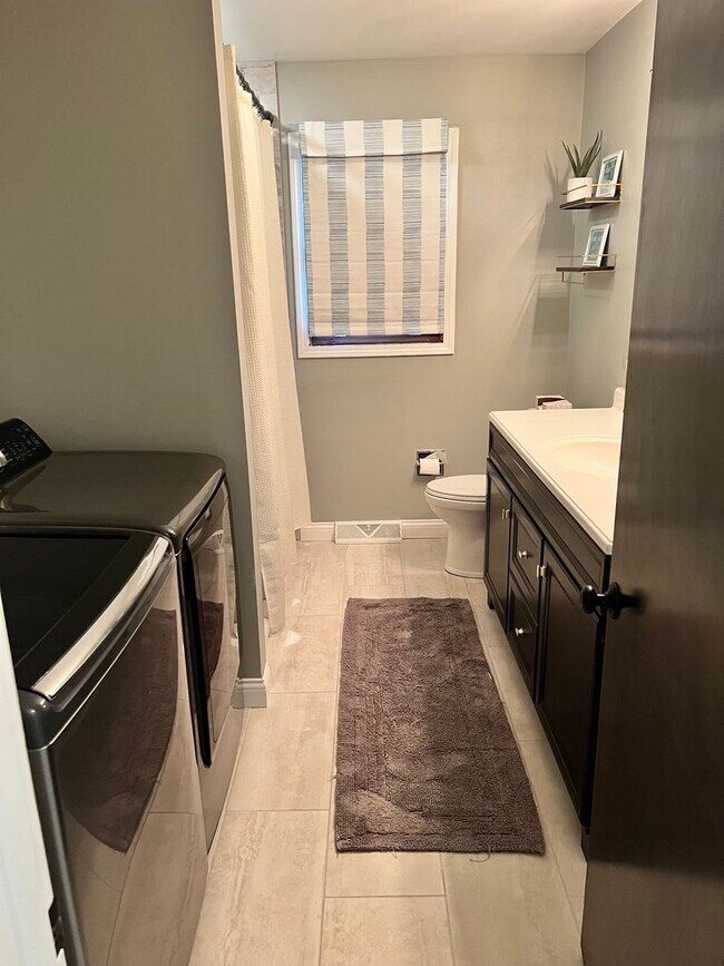 Building Photo - 3-bedroom, 1.5 bathroom, fully furnished home