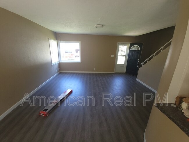 Building Photo - 613 NE 45th St