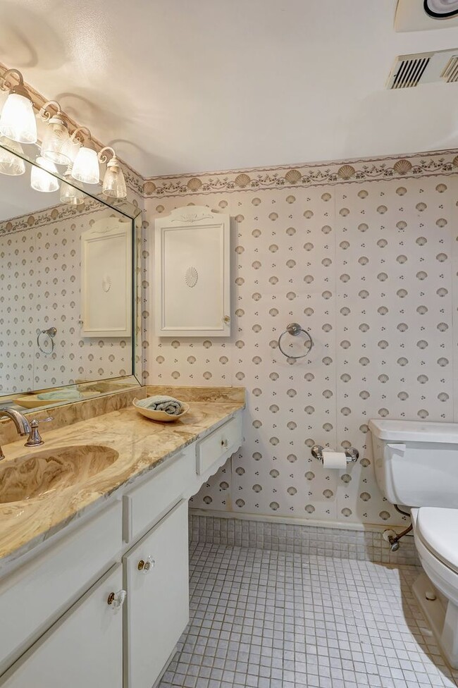 Building Photo - SUNTIDE BEACH CONDO FOR RENT